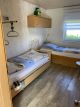 schlafzimmer mit höhenverstellbaren pflegebett und Einzelbett