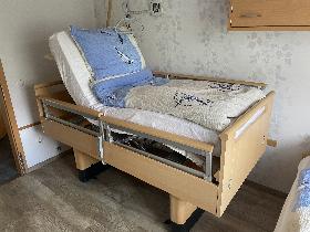 Pflegebett hochgefahren mit Seitengitter