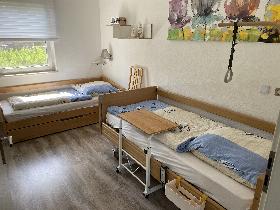 Kinderzimmer mit Pflegebett und Beistellbett